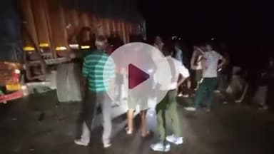 कलीनगर: माला नदी के पुल पर चीनी से भरे ट्रक का टायर फटा, बीच पुल पर फंसा ट्रक, 2 घंटे से लगा जाम