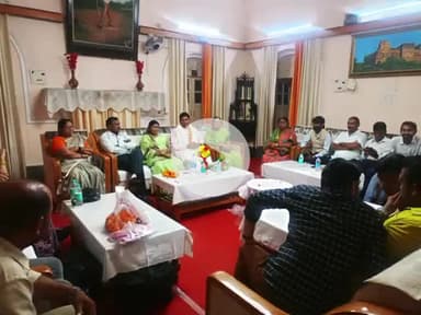 टीकमगढ़: भाजपा जिलाध्यक्ष और पदाधिकारियों ने धानुक वंशकार समाज के राष्ट्रीय अध्यक्ष से मुलाकात कर किया सम्मान