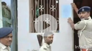 सत्तर कटैया: बिहरा थाना क्षेत्र में फरार दो आरोपियों के घर पर इश्तेहार चिपकाया गया