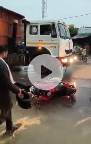 घाटमपुर: पतारा में कार ने बाइक में मारी टक्कर, बाइक चालक ने आधे घंटे तक सड़क पर किया हंगामा, हेलमेट से तोड़ा कार का शीशा