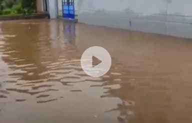 ग्वालियर गिर्द: ग्वालियर में कलेक्टरेट रोड पर निजी स्कूल के बाहर सड़क बनी तालाब