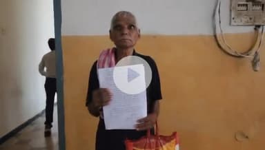 टीकमगढ़: नारायणपुर गांव से कलेक्ट्रेट पहुंचा व्यक्ति, रोजगार सहायक पर बहू का नाम समग्र आईडी में न जोड़ने का आरोप