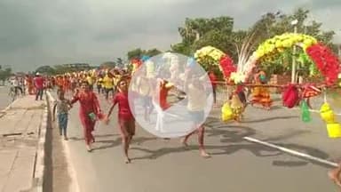 गोरौल: NH-22 पर कावड़ यात्रा में 331 फीट लंबा कांवड़ बना आकर्षण, तीसरी सोमवारी पर गरीबनाथ में जलाभिषेक के लिए रवाना