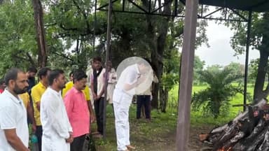 अकलेरा: पूर्व मंत्री प्रमोद जेन भाया आज पिपलोदी पहुंचे और दाह संस्कार में शामिल हुए, घटना स्थल विद्यालय का किया निरीक्षण