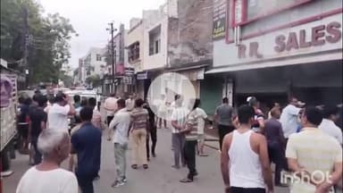भीलवाड़ा: शहर के कोर्ट रोड स्थित एक रेडीमेड गारमेंट्स शोरूम में शॉर्ट सर्किट के चलते लगी भीषण आग, लाखों का माल जलकर हुआ खाक