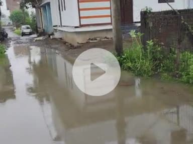 #भारी बारिश के करण रोड पर आया पानी 
#बच्चों को स्कूल जाने में हो रही परेशानी 
#नगर पालिका भी कोई ध्यान नहीं दे रही हे