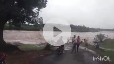 जैतपुर: जैतपुर में कुनुक नदी उफान पर, नदी से ऊपर बह रहा पानी, लोगों का कहना है कि पुल की ऊंचाई कम है