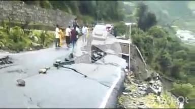 राजगढ़ी: फूल चट्टी के पास यमुनोत्री हाईवे का 10 मीटर हिस्सा भूधसाव की जद में आया, वाहनों की आवाजाही बंद