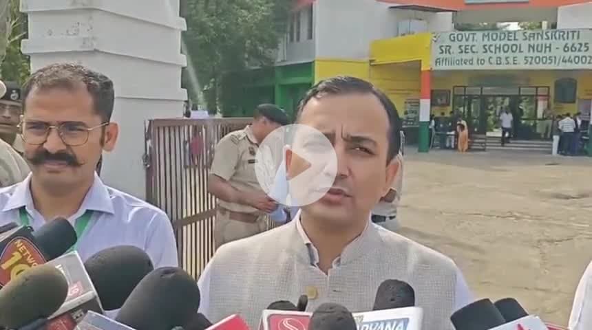 HSSC चेयरमैन हिम्मत सिंह पहुंचे एग्जाम सेंटर, बच्चों का हौसला बढ़ाया! 

#HSSC #CET #HaryanaNews #HimmatSingh #Today #HSSCExam