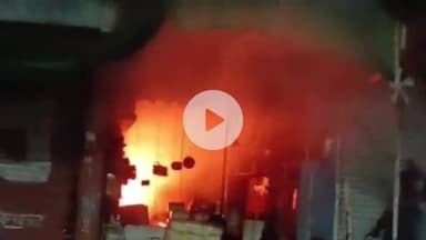 बीना: अंबेडकर तिराहे के पास सबमर्सिबल दुकान में आग, स्थानीय लोगों ने दीवार तोड़कर पाया काबू