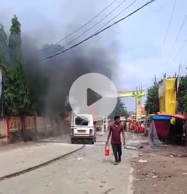 असरगंज: शंभूगंज मोड़ के पास मैजिक गाड़ी में शॉर्ट सर्किट से लगी आग, ग्रामीणों ने ड्राइवर को बचाया