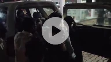 इंदरगढ़: नगर में अग्रवाल पेट्रोल पंप के पास अज्ञात वाहन ने बाइक को मारी टक्कर, तीन युवक गंभीर घायल, दतिया रेफर