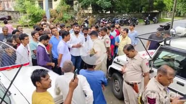 भीलवाड़ा: बापूनगर में पार्क में करंट लगने से एक सफाई कर्मचारी की हुई मौत, परिजनों व समाज जनों ने मोर्चरी पर किया प्रदर्शन