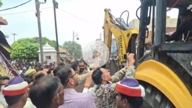 मथुरा: श्री कृष्ण जन्म स्थान पर नगर निगम की कार्रवाई के विरोध में व्यापारियों ने निगम का किया घेराव