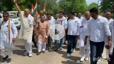 चूरू: कांग्रेस कार्यकर्ताओं ने स्मार्ट मीटर लगाने के विरोध में सांसद राहुल कस्वा के नेतृत्व में जिला कलेक्टर को दिया ज्ञापन