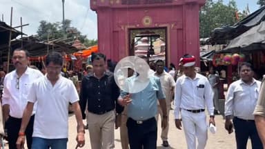 बरेली: जिलाधिकारी ने धोपेश्वर नाथ मंदिर का किया भ्रमण, भण्डारे में श्रद्धालुओं को वितरित किया प्रसाद