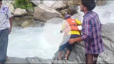 डुंडा: रतूड़ीसैरा के पास एक व्यक्ति रानौगाड गाड के तेज प्रवाह में बह गया