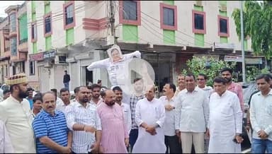 बांसवाड़ा: कांग्रेस कार्यालय के बाहर पिपलोद स्कूल हादसे पर युथ कांग्रेस ने किया विरोध, CM का पुतला फूंका