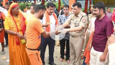 रामपुर: रविवार को जीरो पॉइंट पर पुलिस अधीक्षक ने कांवड़ियों को जलपान कराया और सुरक्षा व्यवस्था का लिया जायजा