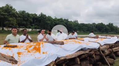 कांके: मुक्ति संस्था ने जुमार नदी तट पर 47 अज्ञात शवों का विधि-विधान से किया अंतिम संस्कार