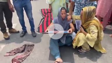 ਜਲੰਧਰ 1: ਭਾਰਗੋ ਕੈਂਪ ਅੱਡੇ ਵਿਖੇ ਨੌਜਵਾਨ ਦੇ ਹੋਏ ਕਤਲ ਕਾਂਡ ਤੋਂ ਬਾਅਦ ਆਰੋਪੀਆਂ ਦੀ ਗ੍ਰਿਫਤਾਰੀ ਤੇ ਪਰਿਵਾਰਿਕ ਮੈਂਬਰਾਂ ਨੇ ਦਿੱਤਾ ਧਰਨਾ