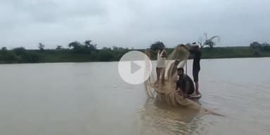 कालपी: कालपी में उपजिलाधिकारी का फरमान बेअसर, मछली आखेट रोकने के बावजूद शिकारी प्रतिबंधित माह में कर रहे मछलियों का शिकार