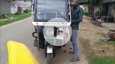 कोडरमा: झुमरीतिलैया नगर परिषद और स्थानीय संगठन ने महाराणा प्रताप चौक से गुमो तक सड़क से आवारा मवेशियों को हटाया