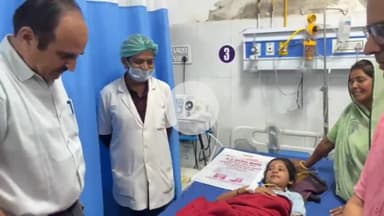 झालरापाटन: जिला कलेक्टर ने पिपलोदी हादसे में घायल बच्चों से अस्पताल में की मुलाकात, बेहतर इलाज के दिए निर्देश