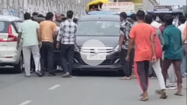 धनौरा: गजरौला चौपला पर कहासुनी के बाद कार के बोनट पर बैठे युवक की जमकर हुई मारपीट