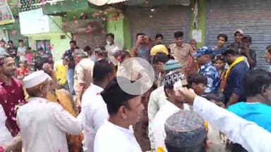 बरेली: अतिसंवेदनशील जोगीनवादा में सौहार्द की मिसाल, मुस्लिम समुदाय के लोगों ने फूल बरसाकर किया कांवड़ियों का स्वागत