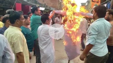 जलेसर: कस्बा अवागढ़ में ऊर्जा मंत्री की वैश्य समाज पर अभद्र टिप्पणी से नाराज व्यापारियों ने मंत्री का फूंका पुतला