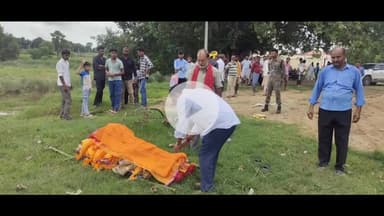 नबीनगर: बड़की रेगनियां में विधायक विजय कुमार सिंह उर्फ डब्लू ने मृतक के परिजनों से मिलकर दिया सांत्वना