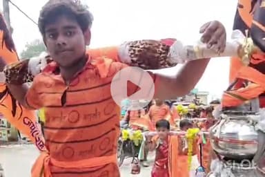 श्योपुर: 71 किग्रा वजनी कांवड़ लेकर 10 किमी चले शिवभक्त, पिपलेश्वर महादेव का किया जलाभिषेक, जगह-जगह हुआ भव्य स्वागत