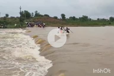 श्योपुर: भीखापुर रपटा पानी में डूबा, ग्रामीण जान जोखिम में डालकर पार कर रहे, प्रशासन हादसे के इंतजार में