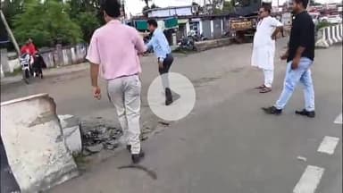 कोडरमा: उपायुक्त के निर्देश पर नगर परिषद की टीम ने नेशनल हाईवे से पशुओं को हटाया, दुर्घटना का खतरा टला