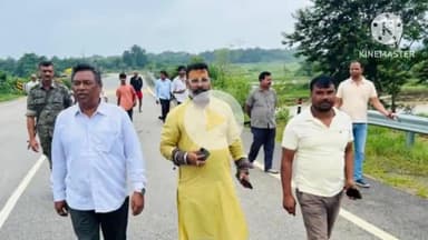 खूंटी: पूर्व विधायक ने पेलौल गांव के पास बनई नदी पर ध्वस्त पुल और डायवर्सन का निरीक्षण किया