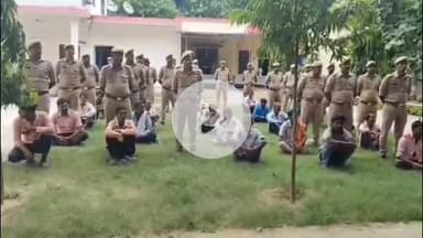 कसिया: कुशीनगर जिले की पुलिस ने विभिन्न मामलों में वांछित 62 अभियुक्तों को गिरफ्तार कर पुलिस लाइन लाई, न्यायालय में किया पेश