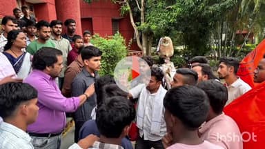 जगदलपुर: नवोदय विद्यालय में छात्रों से मारपीट के विरोध में ABVP ने शिक्षक का पुतला फूंका