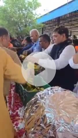 बीसलपुर: मंडी में कावड़ियों पर डीएम ने बरसाए फूल, राज्य मंत्री भी रहे मौजूद