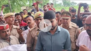 मछलीशहर: जंघई-जौनपुर रेल मार्ग पर रेलवे अंडरपास की मांग को लेकर ग्रामीणों ने किया धरना प्रदर्शन