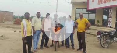 लंभुआ: आगरा के दिव्यांग वासु साइकिल से भारत का भ्रमण कर रहे हैं, रविवार को चांदा क्षेत्र में स्थानीय लोगों ने किया स्वागत