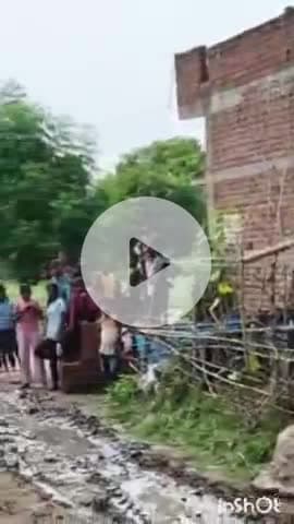 अरवल: रामपुर चौरम थाने की पुलिस ने अभियुक्त के घर डुगडुगी बजाकर इश्तेहार चिपकाए