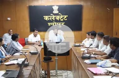 श्योपुर: कलेक्टर ने शुक्रवार तक स्कूल भवनों की मरम्मत का प्रस्ताव भेजने को कहा, स्कूल भवनों के सत्यापन के संबंध में बैठक आयोजित