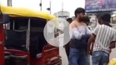 फिरोज़ाबाद: जैन मंदिर चौराहे पर खड़े टेम्पो से चोरी के शक में चालक और एक युवक के बीच जमकर चले लात-घूंसे