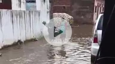 इंदरगढ़: नगर में तेज बारिश से घरों और बस्तियों में भरा पानी, सड़क बनी तालाब, नगर परिषद की लापरवाही से लोगों को परेशानी