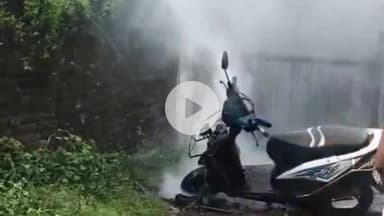 कोडरमा: पानी टंकी रोड के पास हाई वोल्टेज तार गिरने से स्कूटी में लगी आग, हजारों का नुकसान