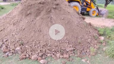 गम्हरिया: गम्हरिया थाना परिसर में जमीन के नीचे मिली शराब की भरी बोतलें