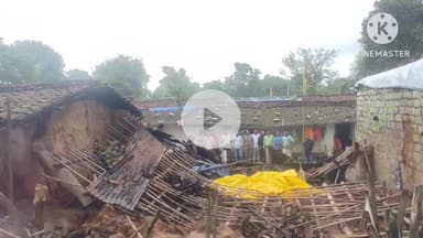 कर्रा: कुदलुम गांव में अतिवृष्टि से संजय तिर्की का घर ढहा, लिया गया जायजा