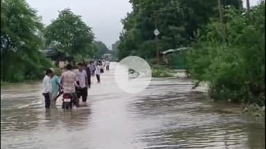 अकलेरा: अकलेरा क्षेत्र में लगातार बारिश के कारण अकलेरा छीपाबड़ौद मार्ग हुआ अवरुद्ध