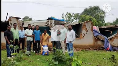 कर्रा: जलंगा गांव में दो जंगली हाथियों ने मचाया उत्पात, झामुमो पदाधिकारियों ने लिया जायजा
